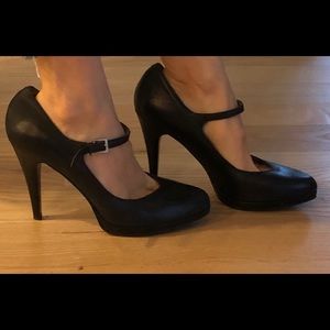 Nine West Black Leather MaryJane Pumps size 9